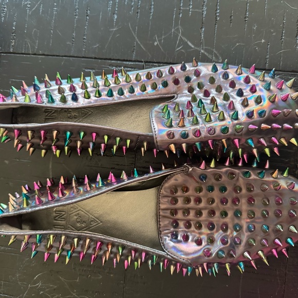 UNIF Hellraiser Rainbow Metallic Spike Flats - Picture 3 of 9